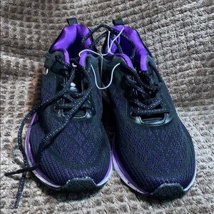 Tennis shoes